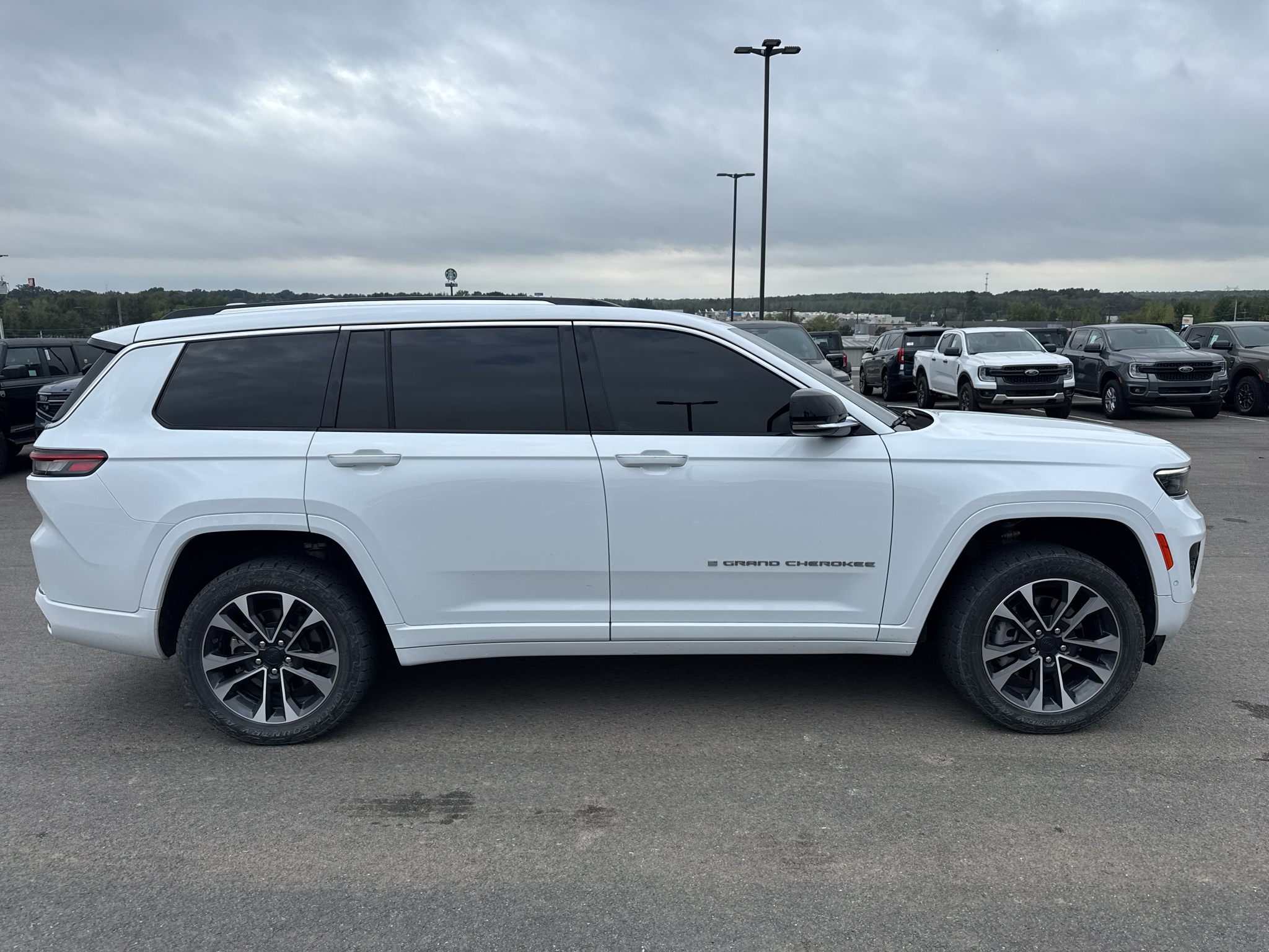 2023 Jeep Grand Cherokee L Overland photo 4