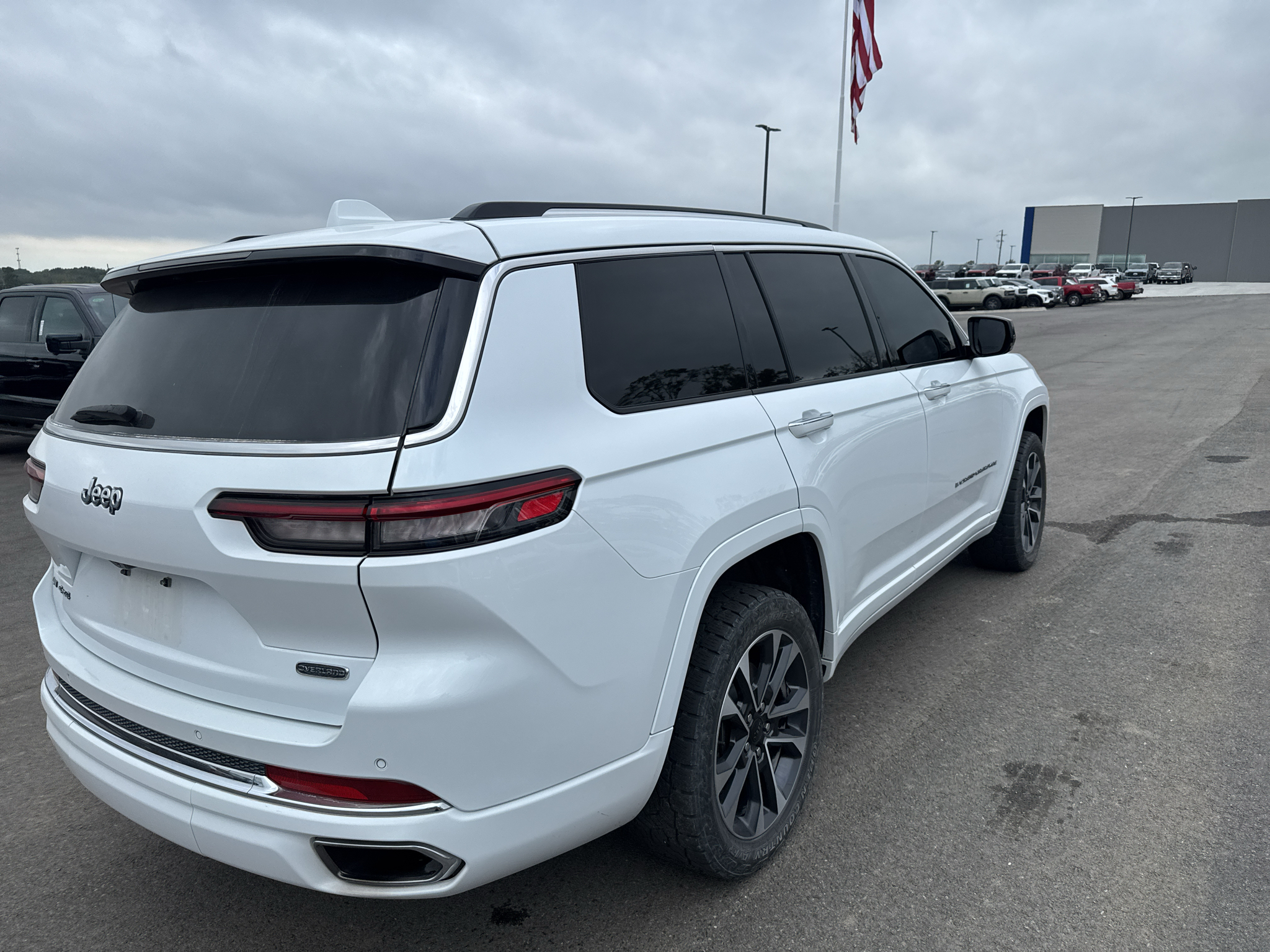 2023 Jeep Grand Cherokee L Overland photo 5