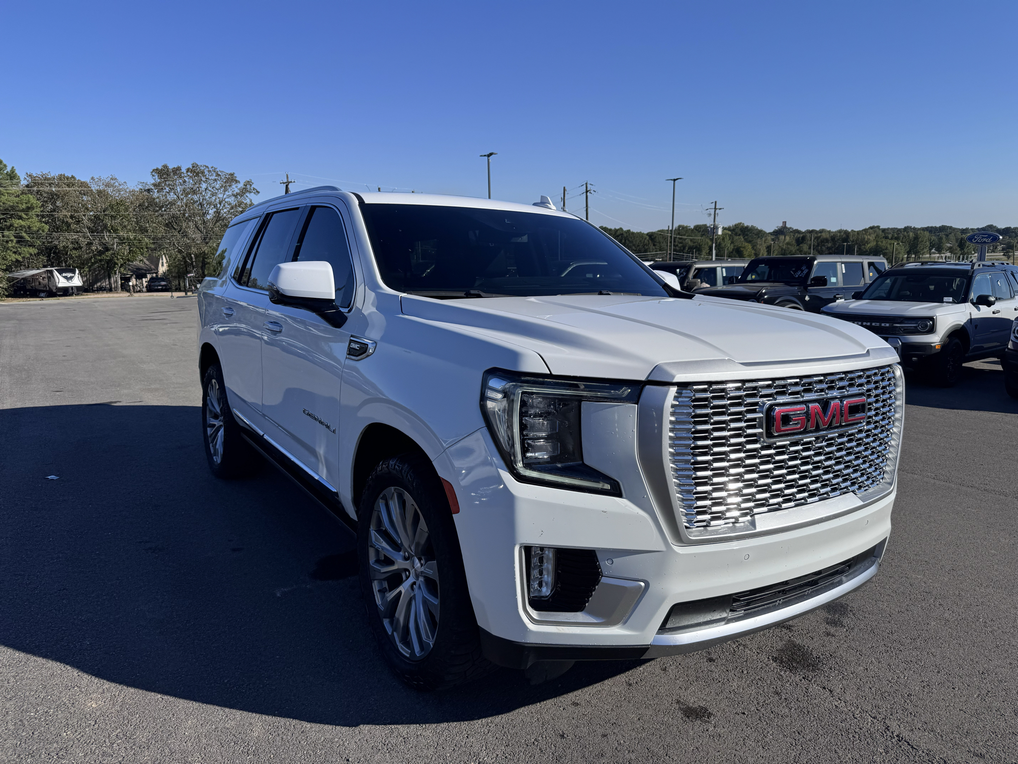 2023 GMC Yukon Denali photo 3
