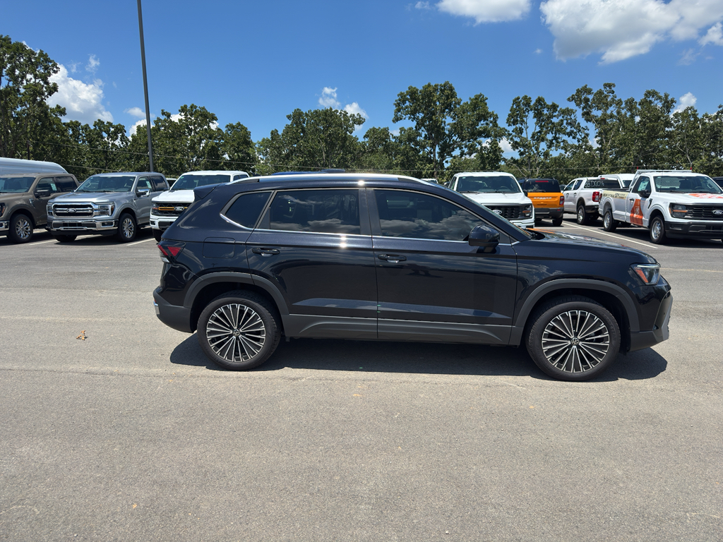 2025 Volkswagen Taos SE photo 4