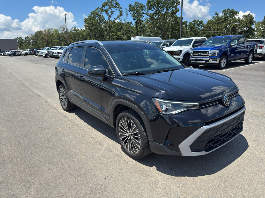2025 Volkswagen Taos SE photo 3