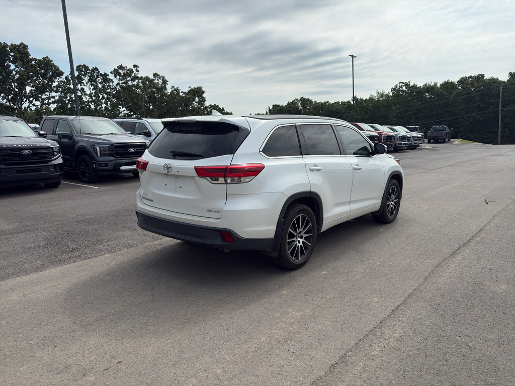 2017 Toyota Highlander SE photo 3
