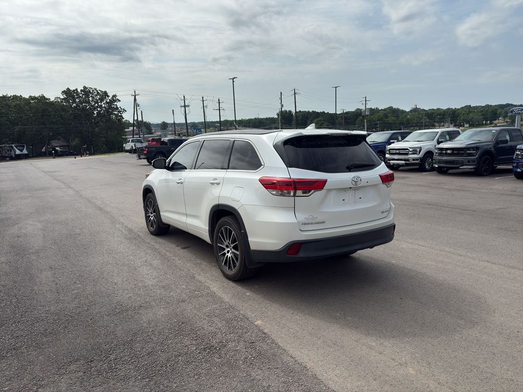2017 Toyota Highlander SE photo 2