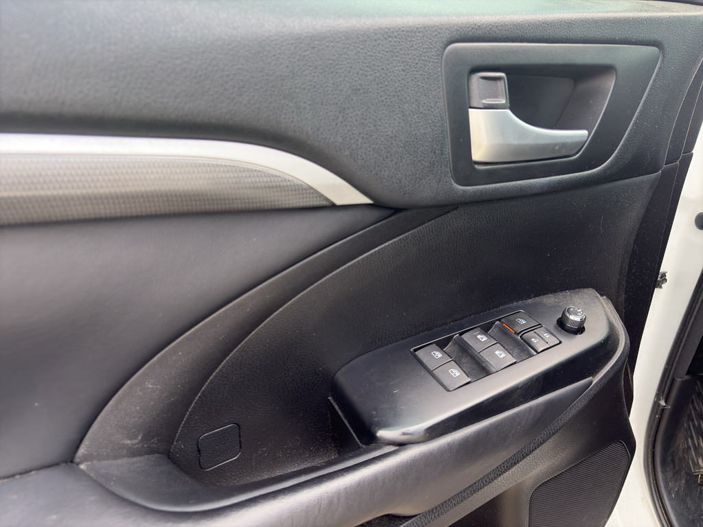 2017 Toyota Highlander representative vehicle photo