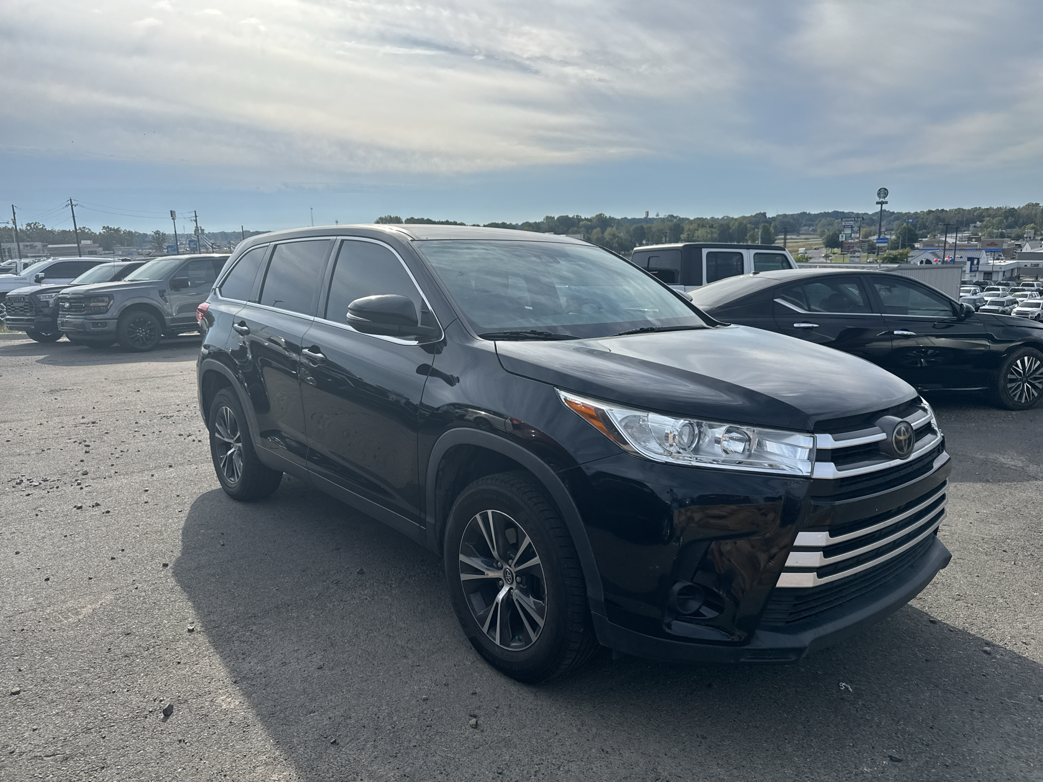2019 Toyota Highlander LE photo 4