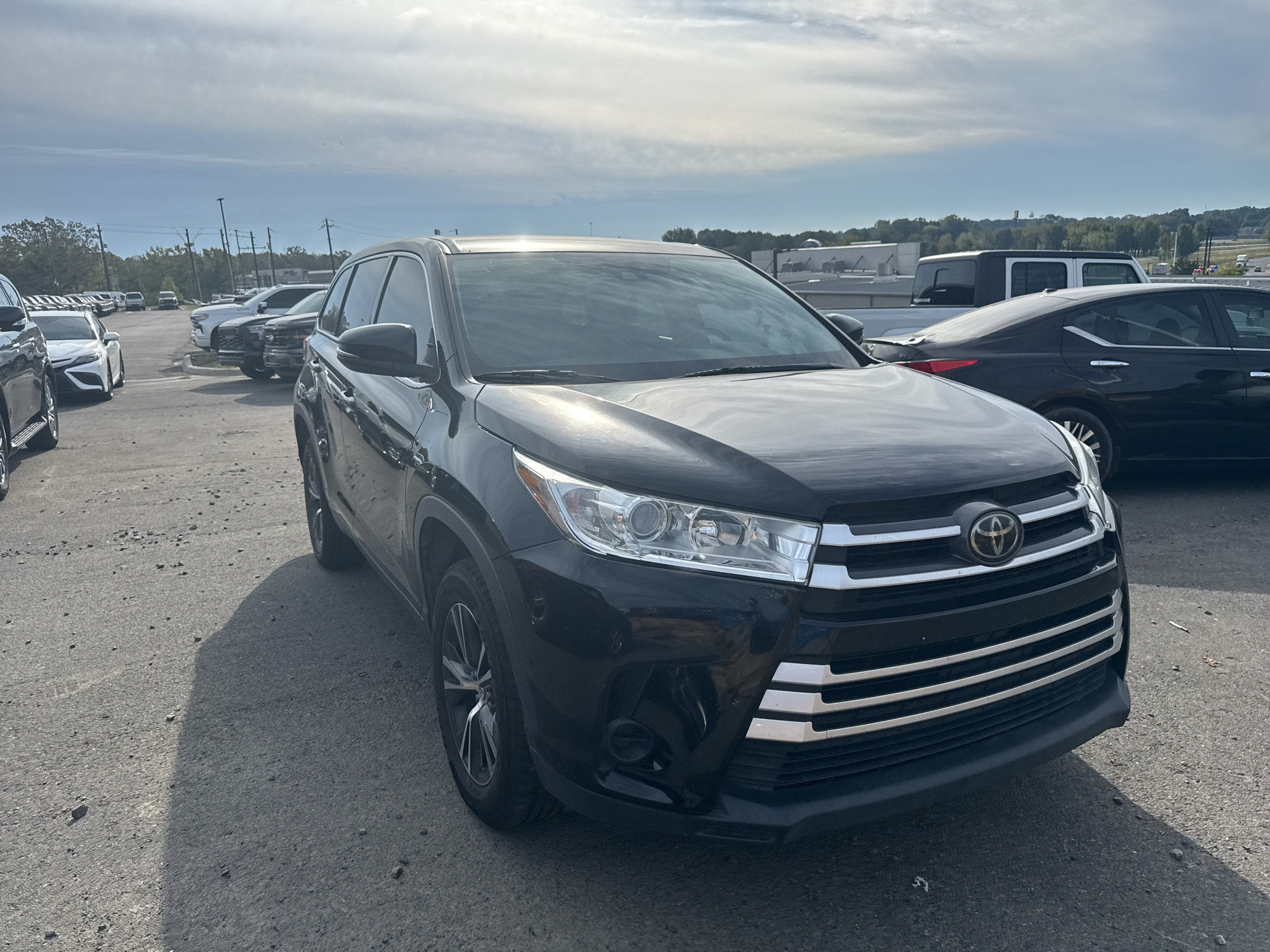 2019 Toyota Highlander LE photo 3