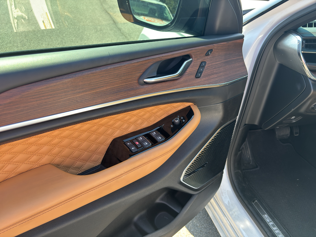 2024 Jeep Grand Cherokee L representative vehicle photo