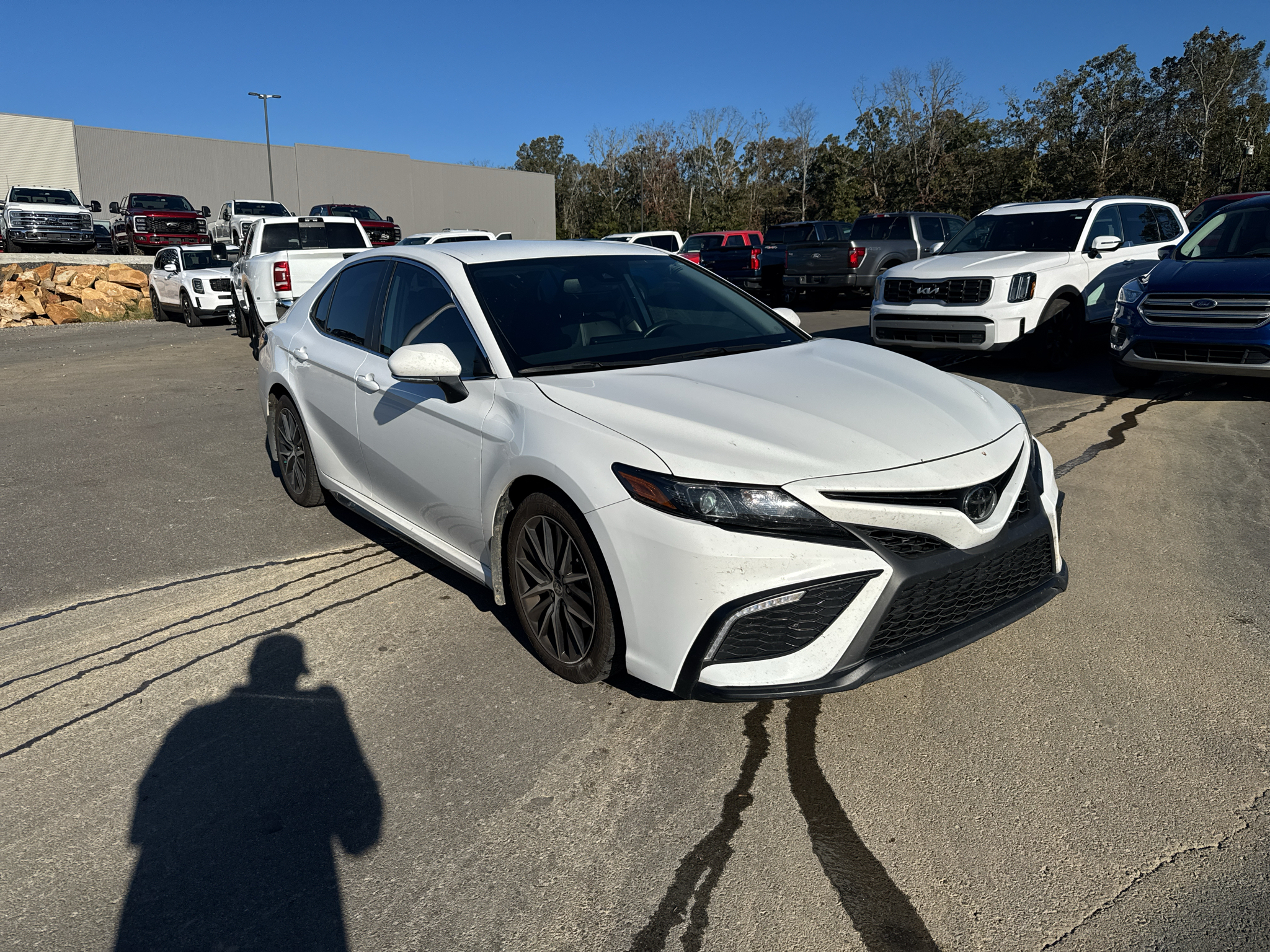 2023 Toyota Camry SE photo 3