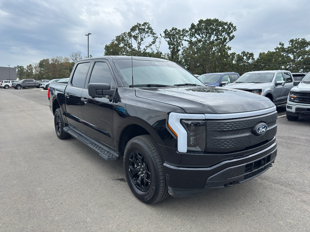 2025 Ford F-150 Lightning XLT photo 3