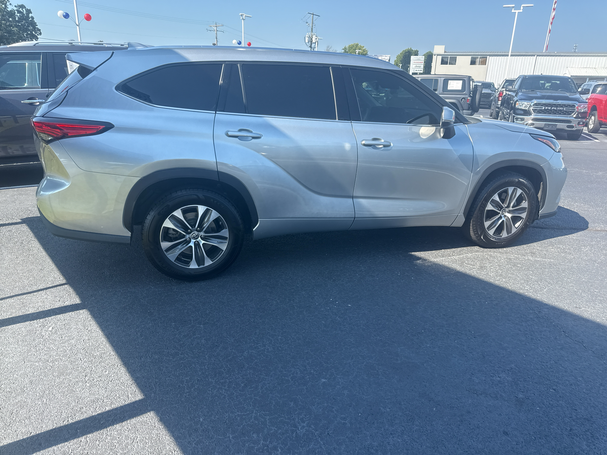 2021 Toyota Highlander XLE photo 4