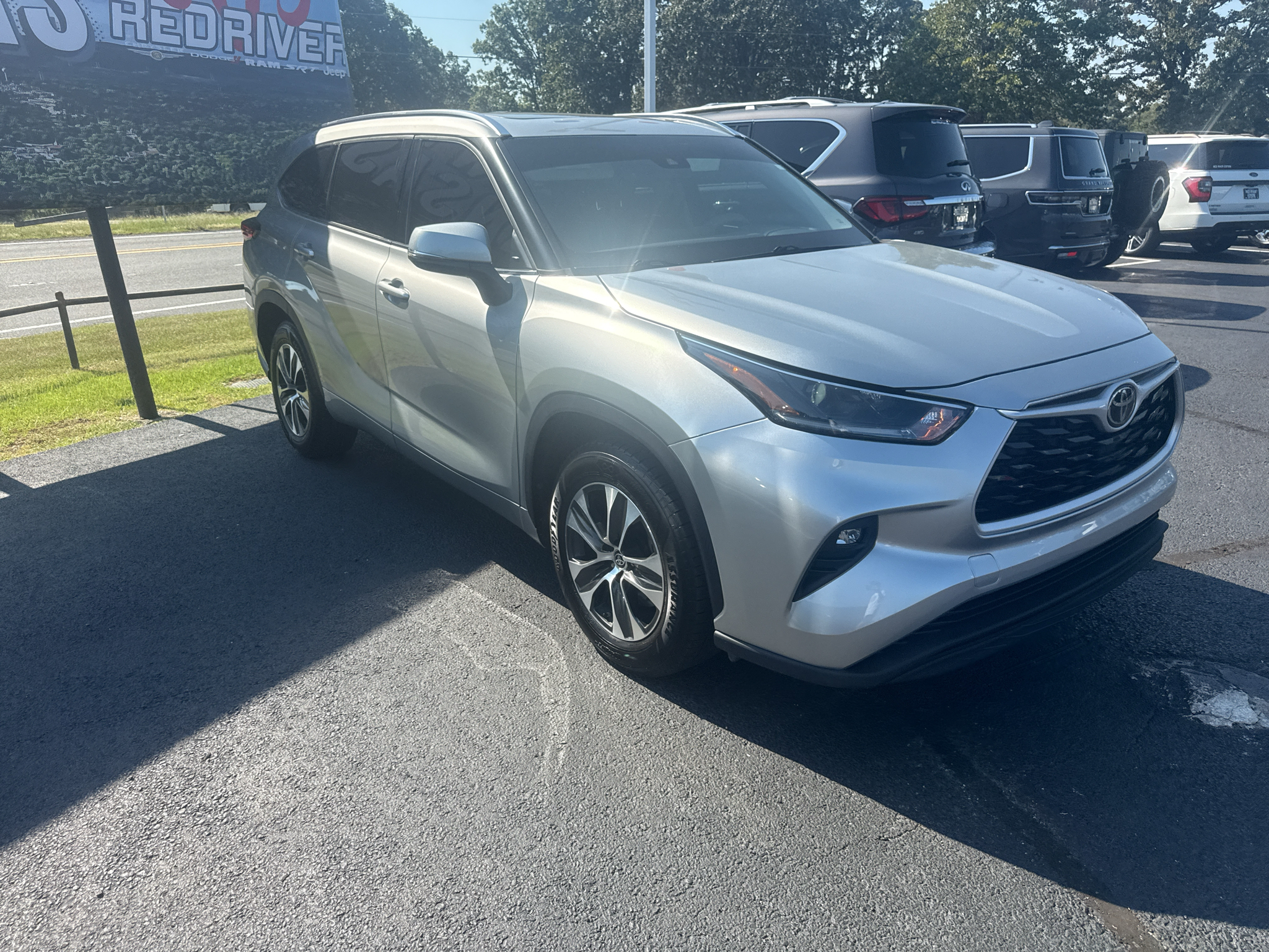 2021 Toyota Highlander XLE photo 3
