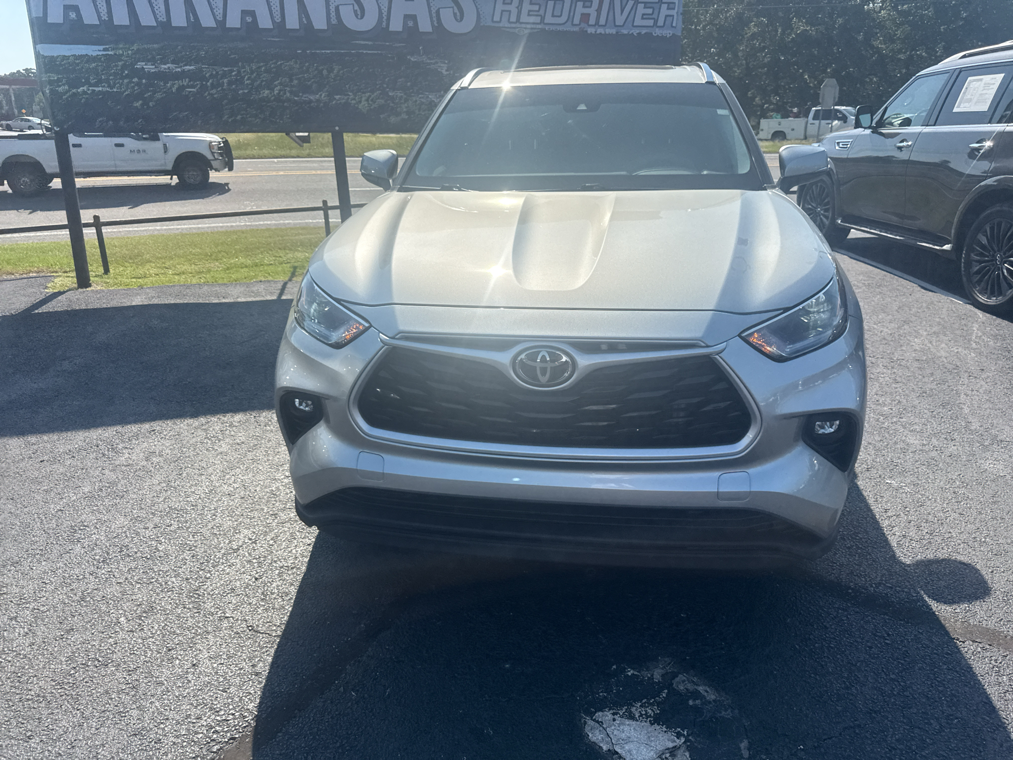 2021 Toyota Highlander XLE photo 2