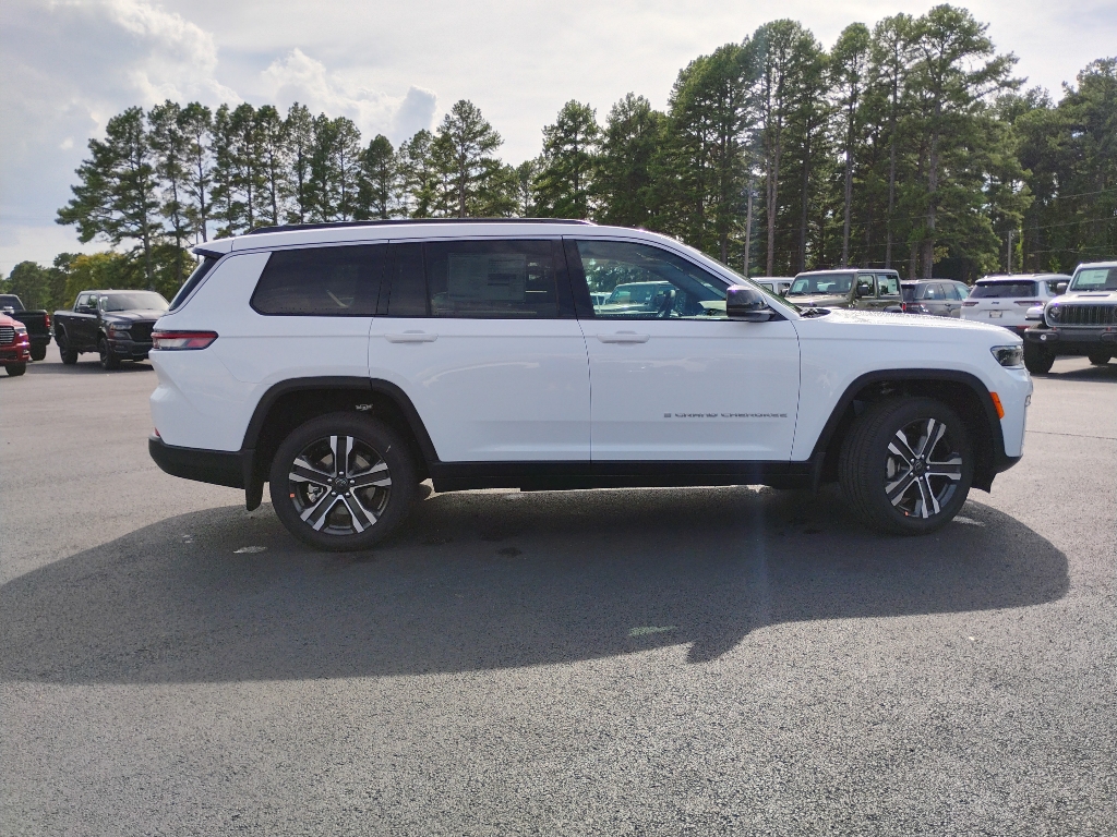 2027 Jeep Grand Cherokee L Limited photo 4