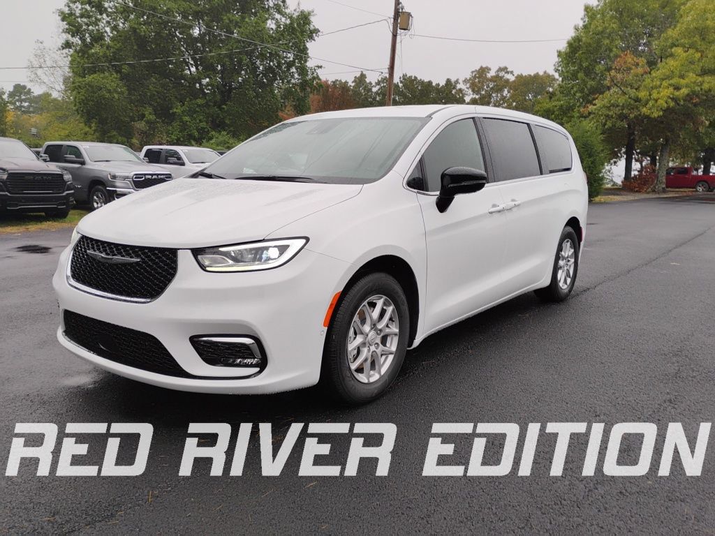 2026 Chrysler Pacifica Select's photo
