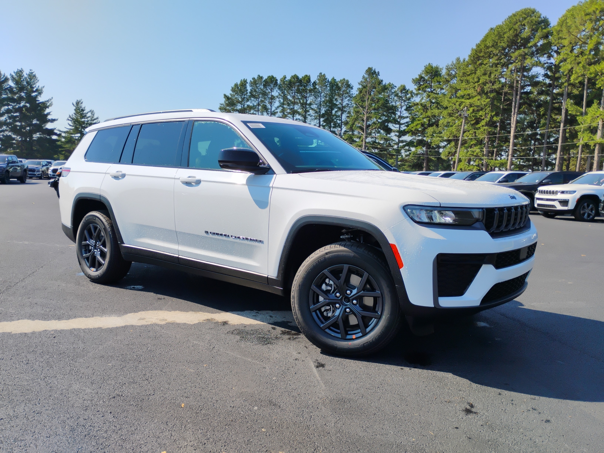 2027 Jeep Grand Cherokee L Laredo Altitude photo 3