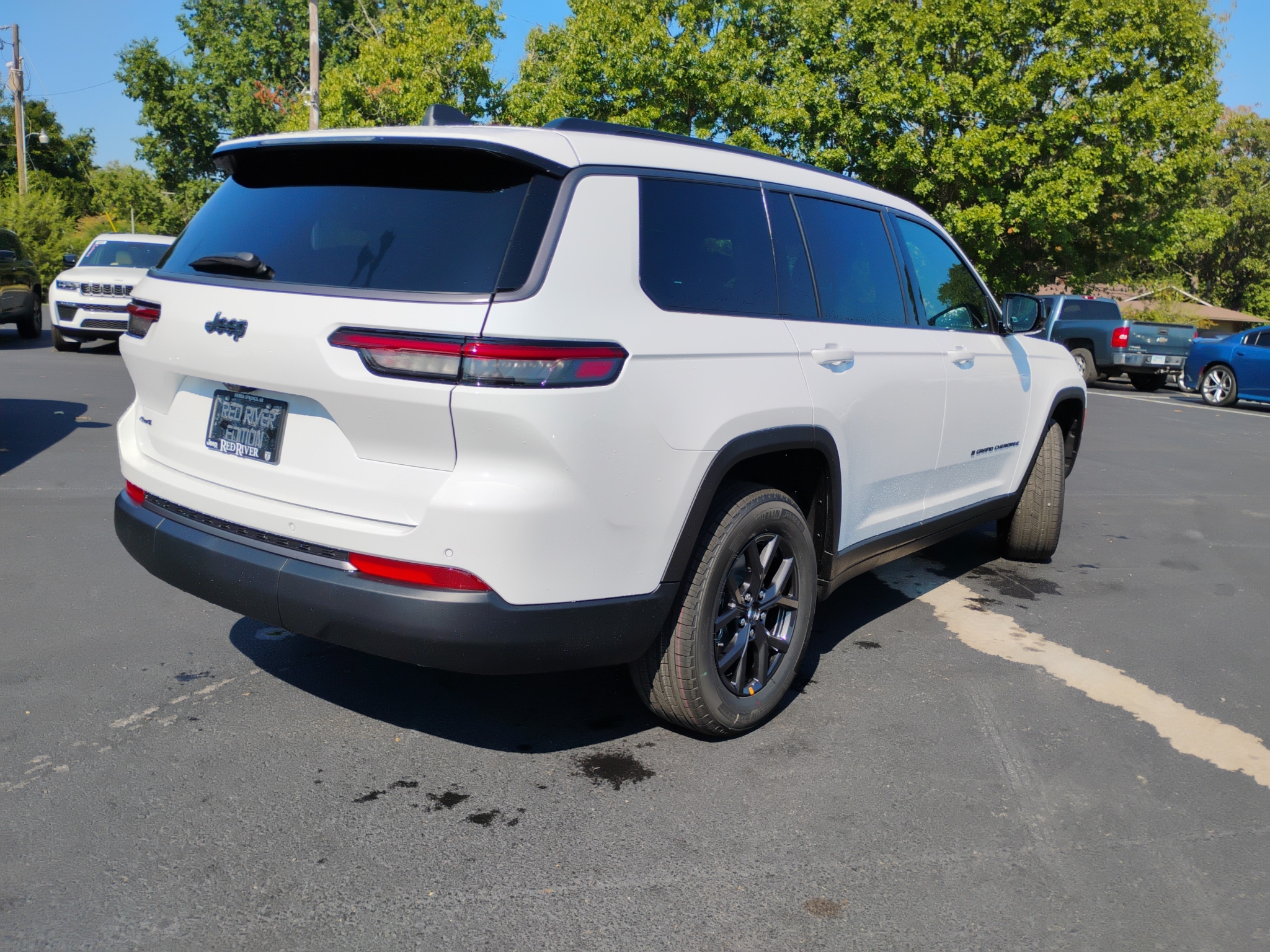 2027 Jeep Grand Cherokee L Laredo Altitude photo 5