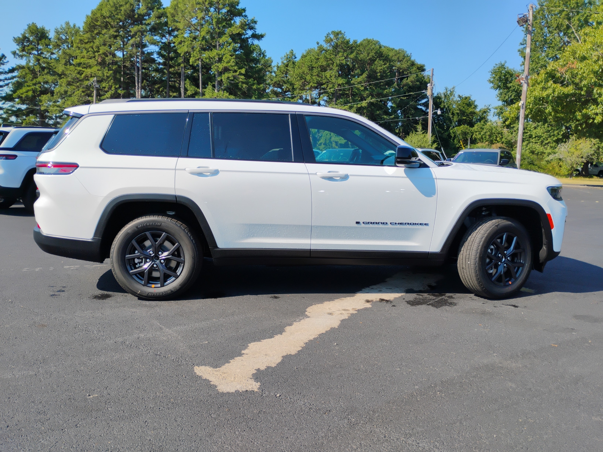 2027 Jeep Grand Cherokee L Laredo Altitude photo 4