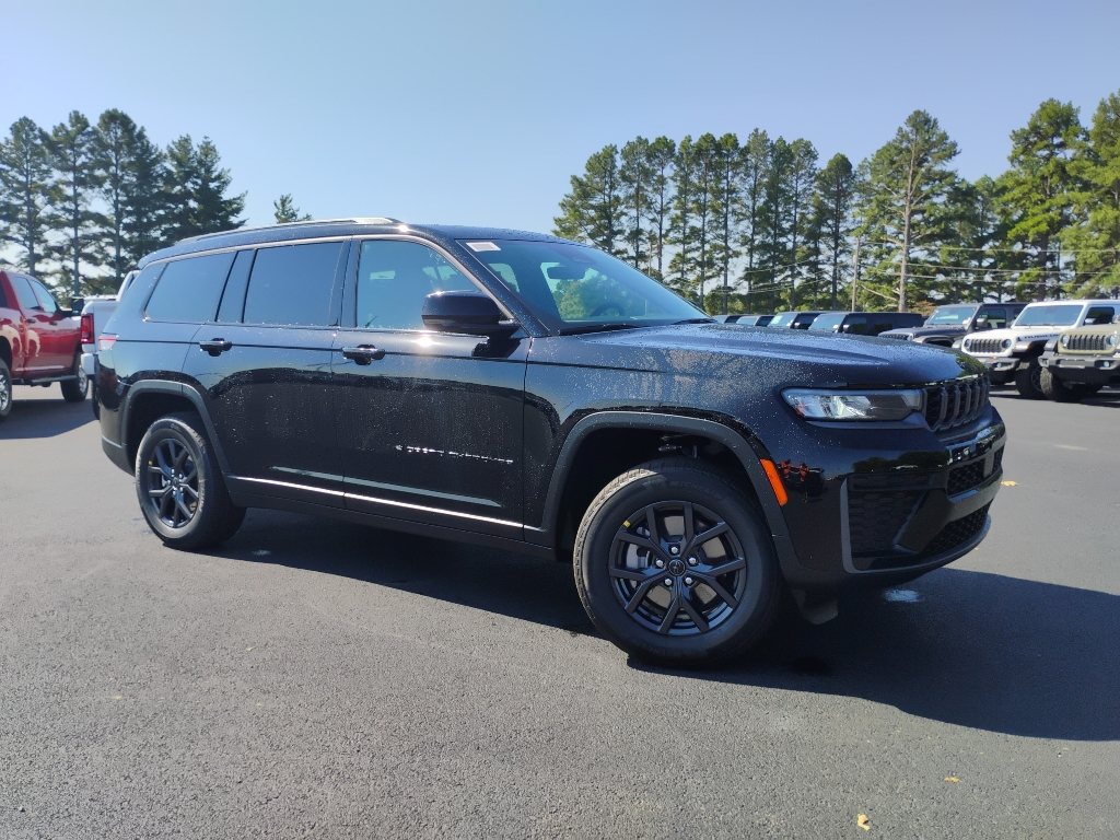 2027 Jeep Grand Cherokee L Laredo Altitude photo 3