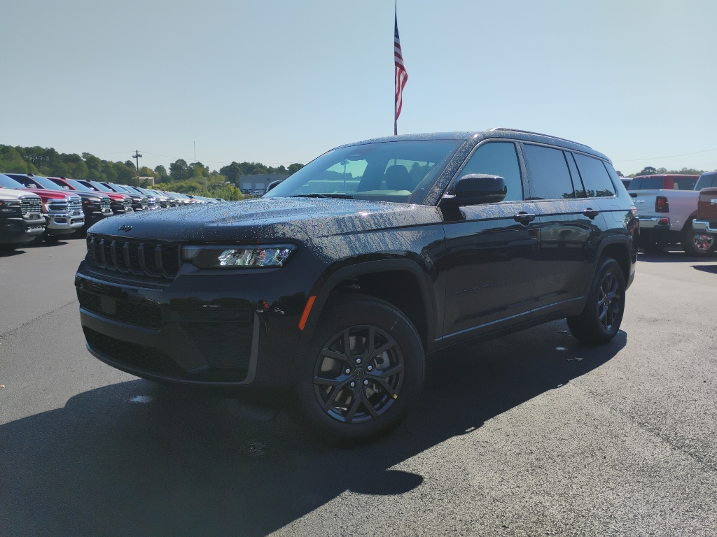 2027 Jeep Grand Cherokee L Laredo Altitude photo 1