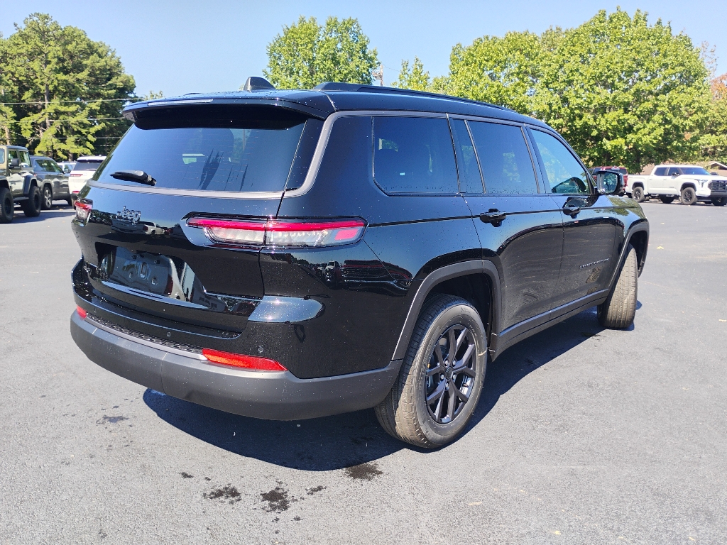 2027 Jeep Grand Cherokee L Laredo Altitude photo 5