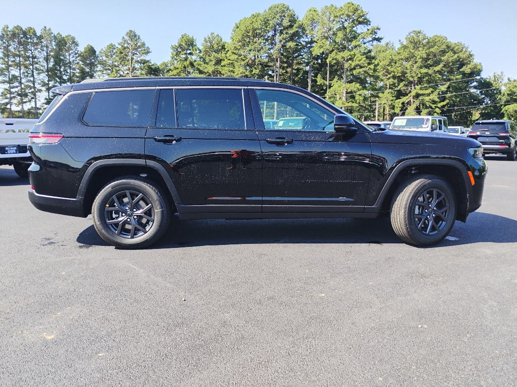 2027 Jeep Grand Cherokee L Laredo Altitude photo 4