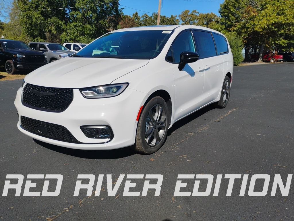 2026 Chrysler Pacifica Select's photo