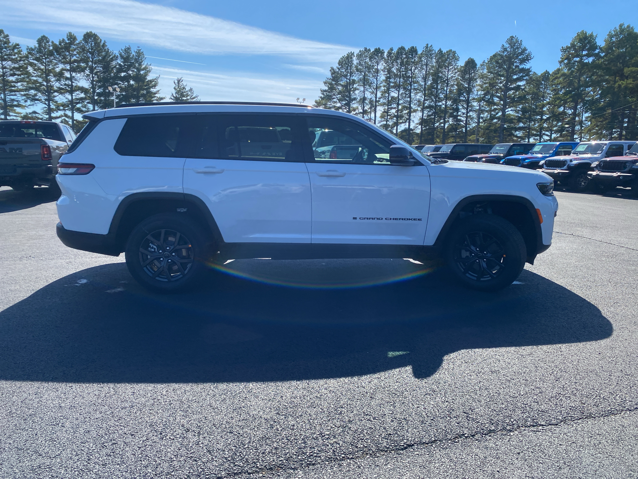 2027 Jeep Grand Cherokee L Laredo Altitude photo 4