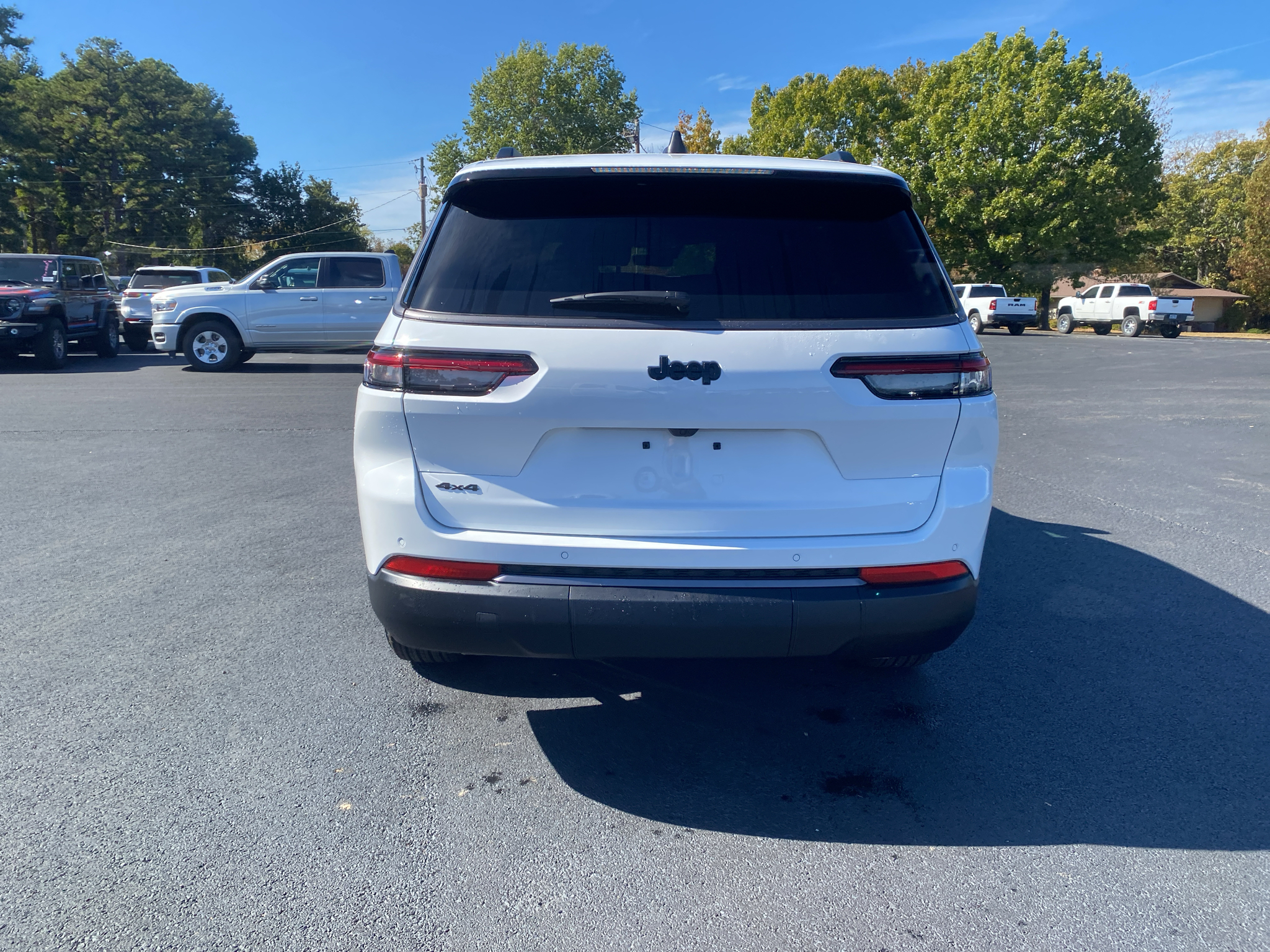 2027 Jeep Grand Cherokee L Laredo Altitude photo 6