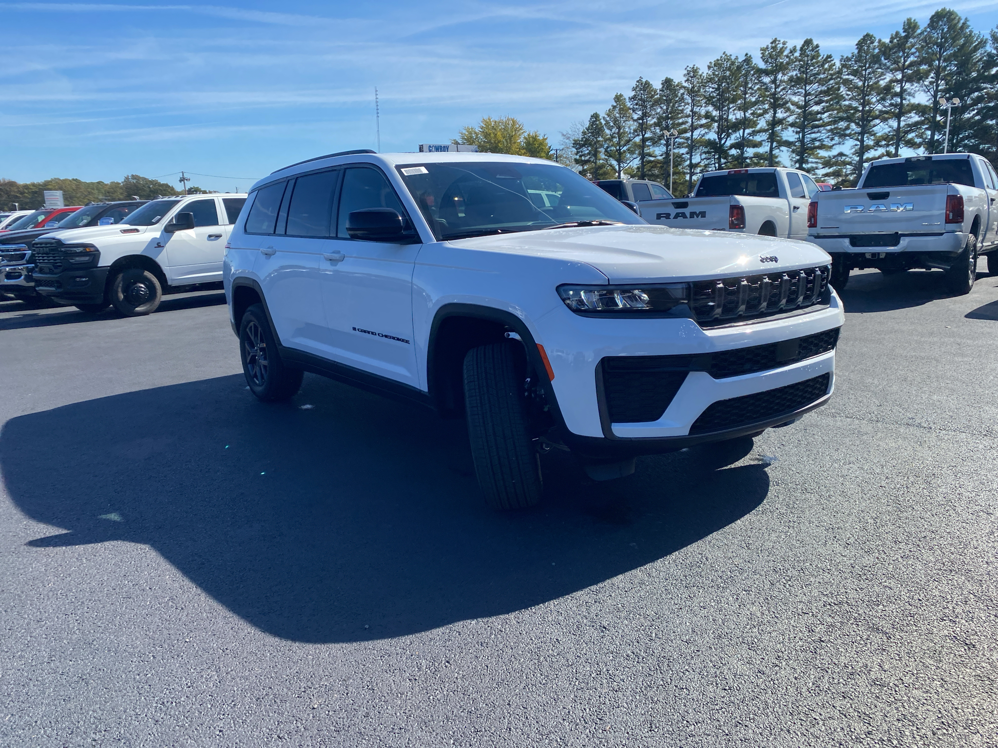 2027 Jeep Grand Cherokee L Laredo Altitude photo 3