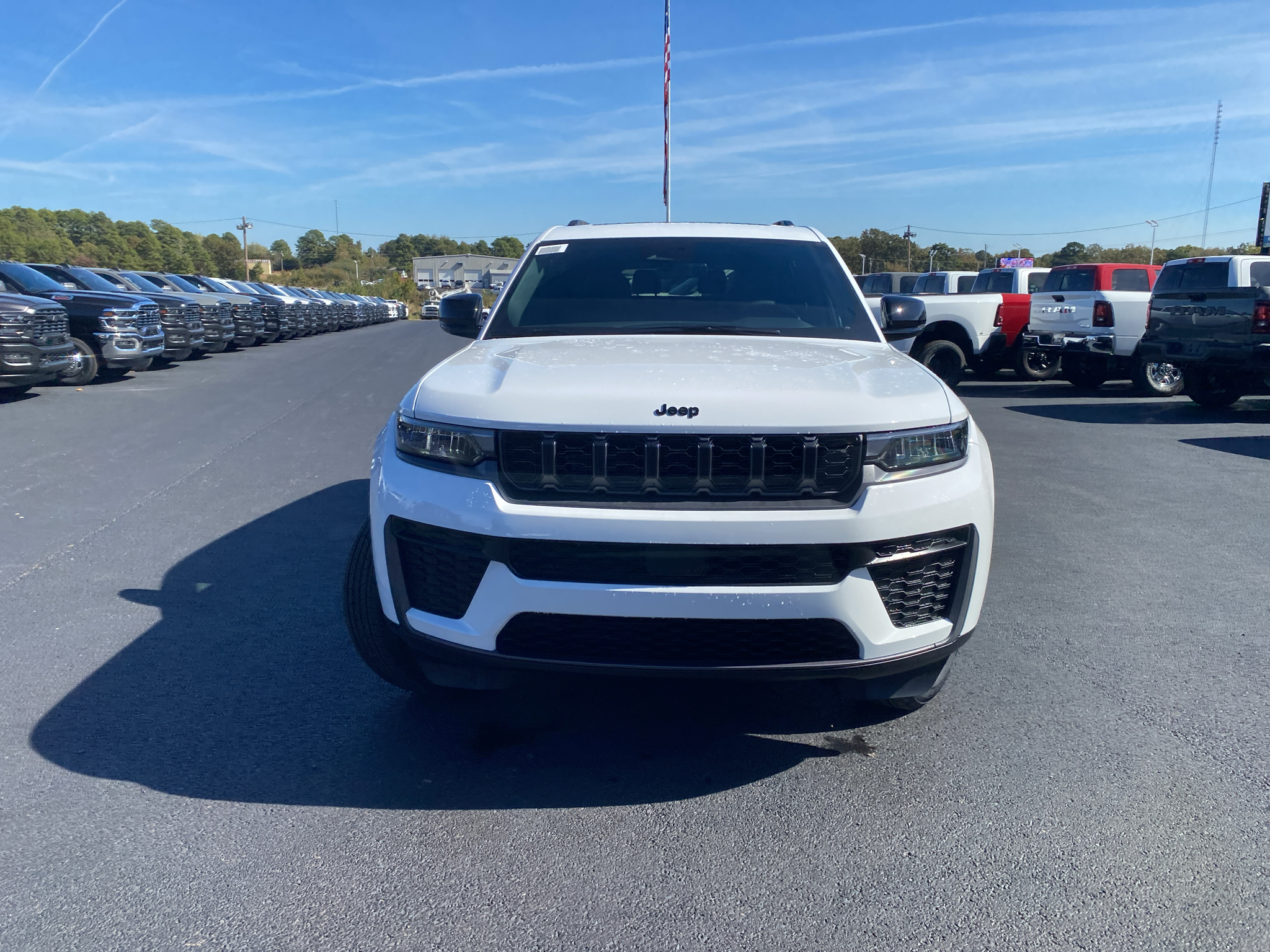 2027 Jeep Grand Cherokee L Laredo Altitude photo 2