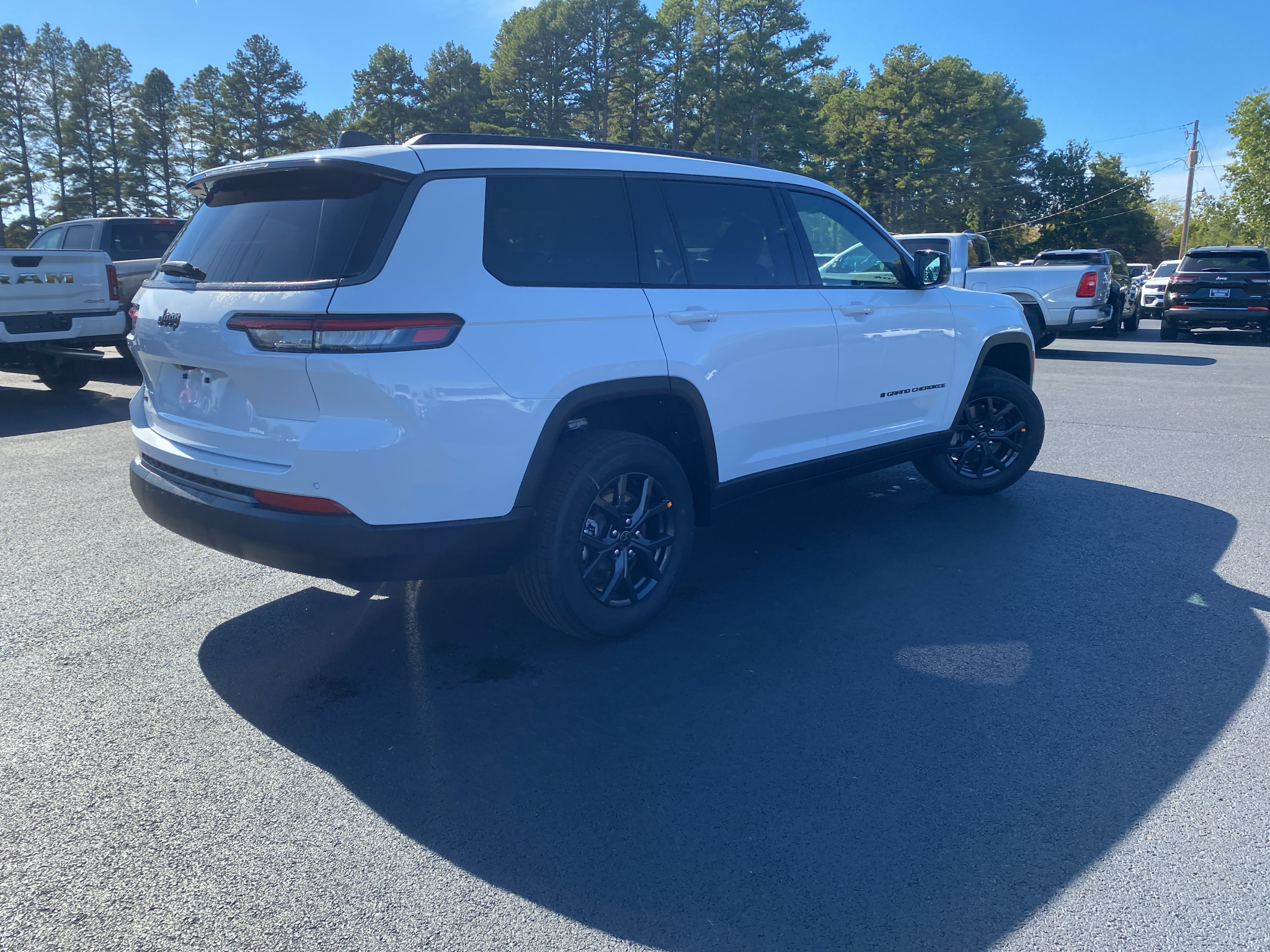 2027 Jeep Grand Cherokee L Laredo Altitude photo 5