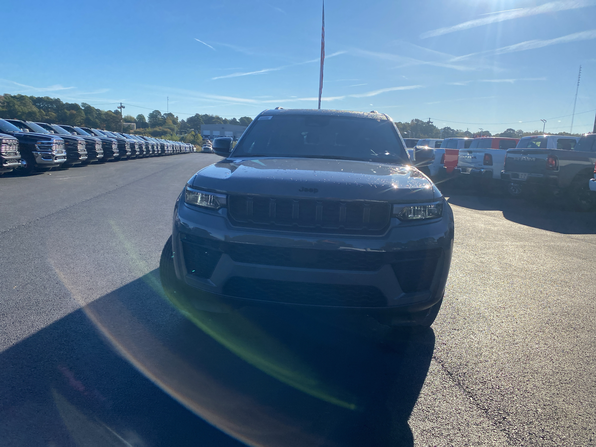 2027 Jeep Grand Cherokee L Laredo Altitude photo 2