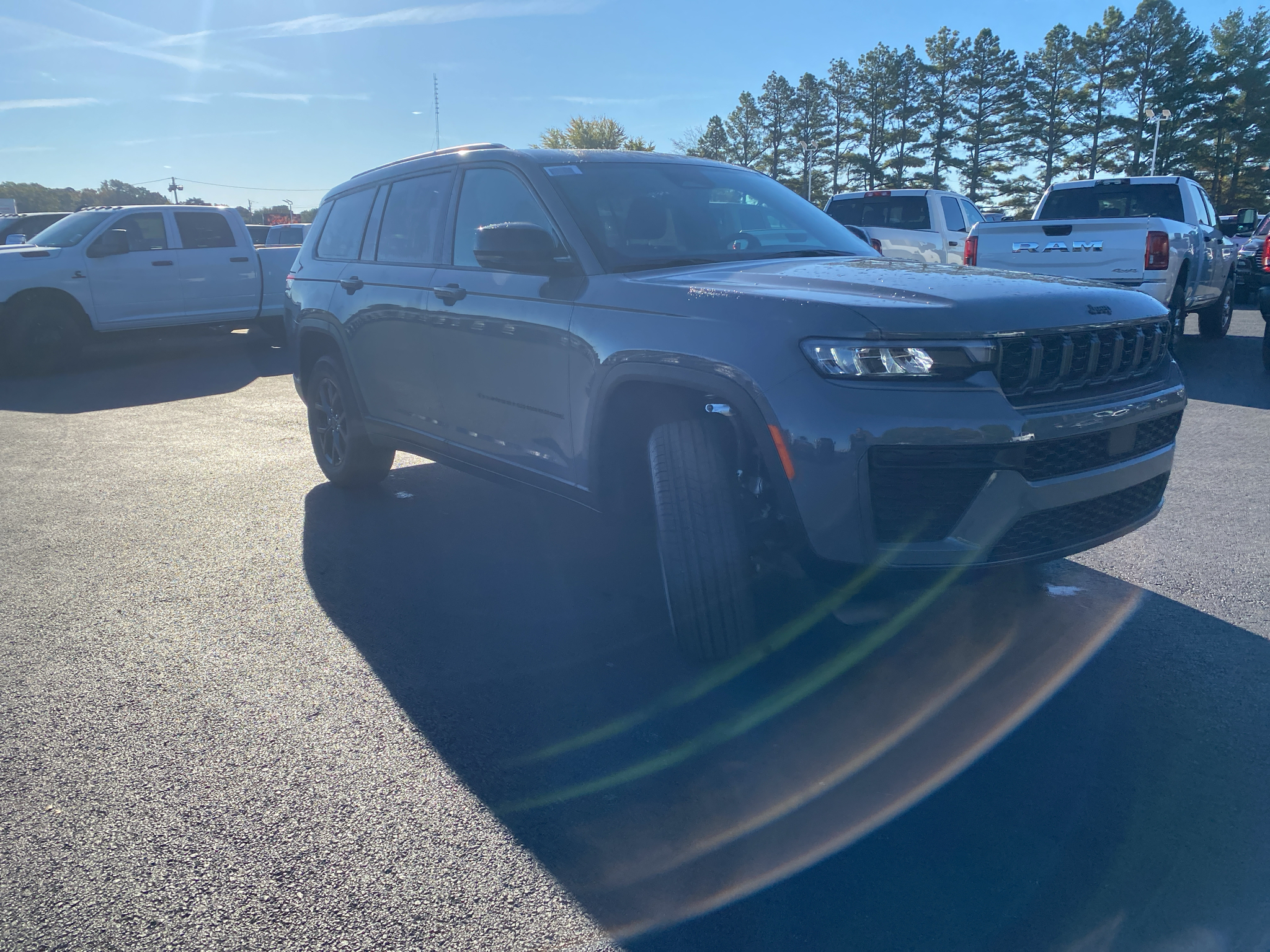 2027 Jeep Grand Cherokee L Laredo Altitude photo 3