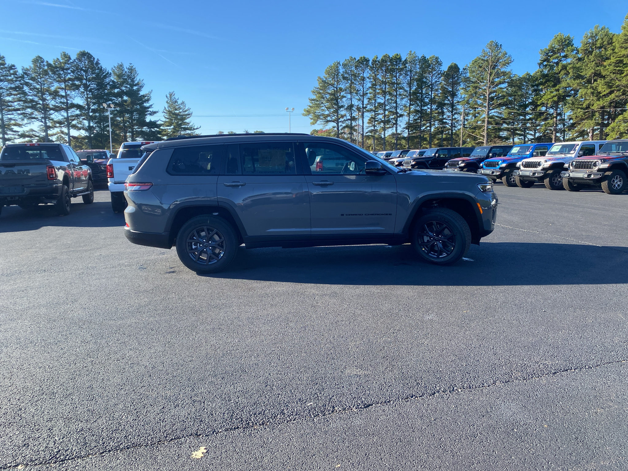 2027 Jeep Grand Cherokee L Laredo Altitude photo 4