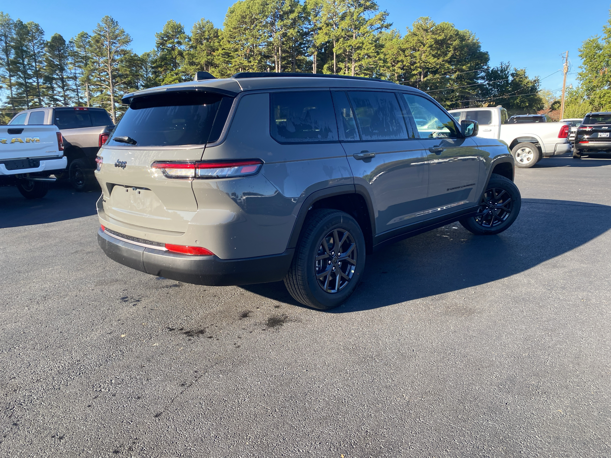2027 Jeep Grand Cherokee L Laredo Altitude photo 5
