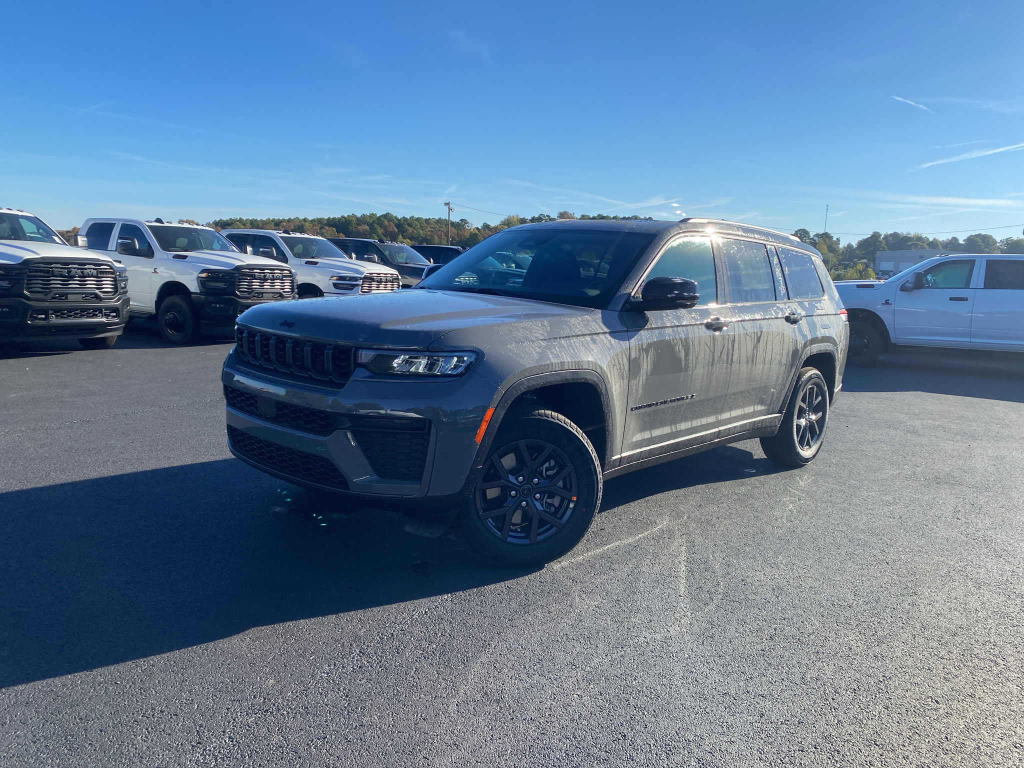 2027 Jeep Grand Cherokee L Laredo Altitude photo 1