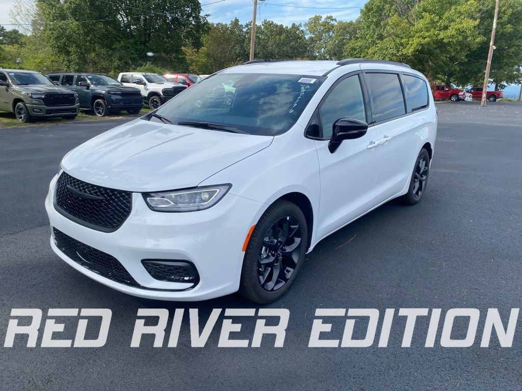 2026 Chrysler Pacifica Select's photo