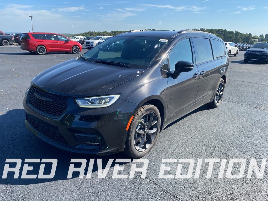 2026 Chrysler Pacifica Select's photo