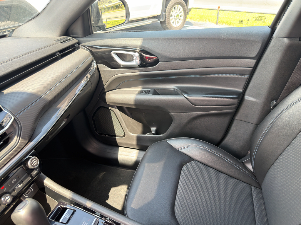 2025 Jeep Compass representative vehicle photo
