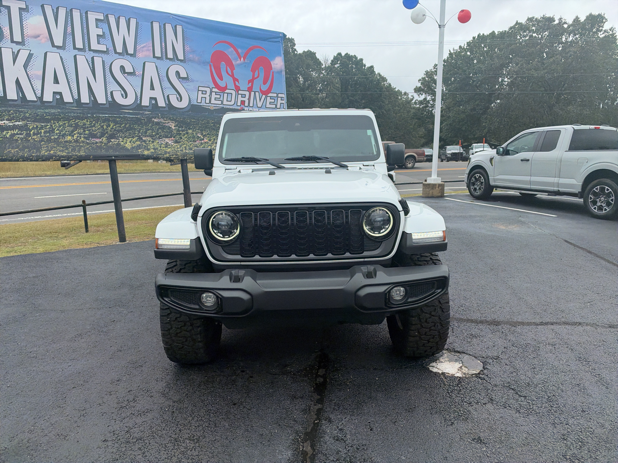 2024 Jeep Gladiator Willys photo 2