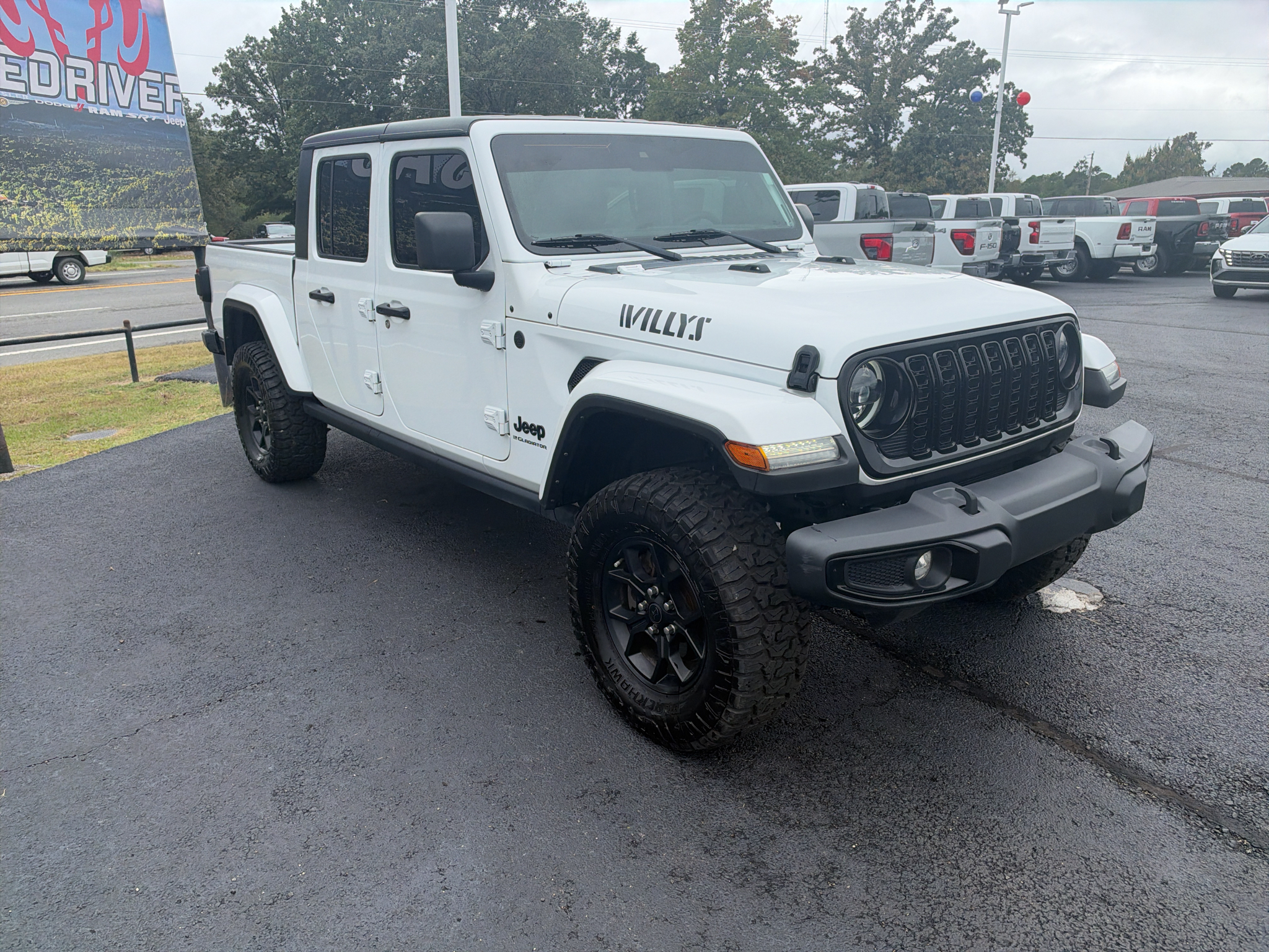 2024 Jeep Gladiator Willys photo 3