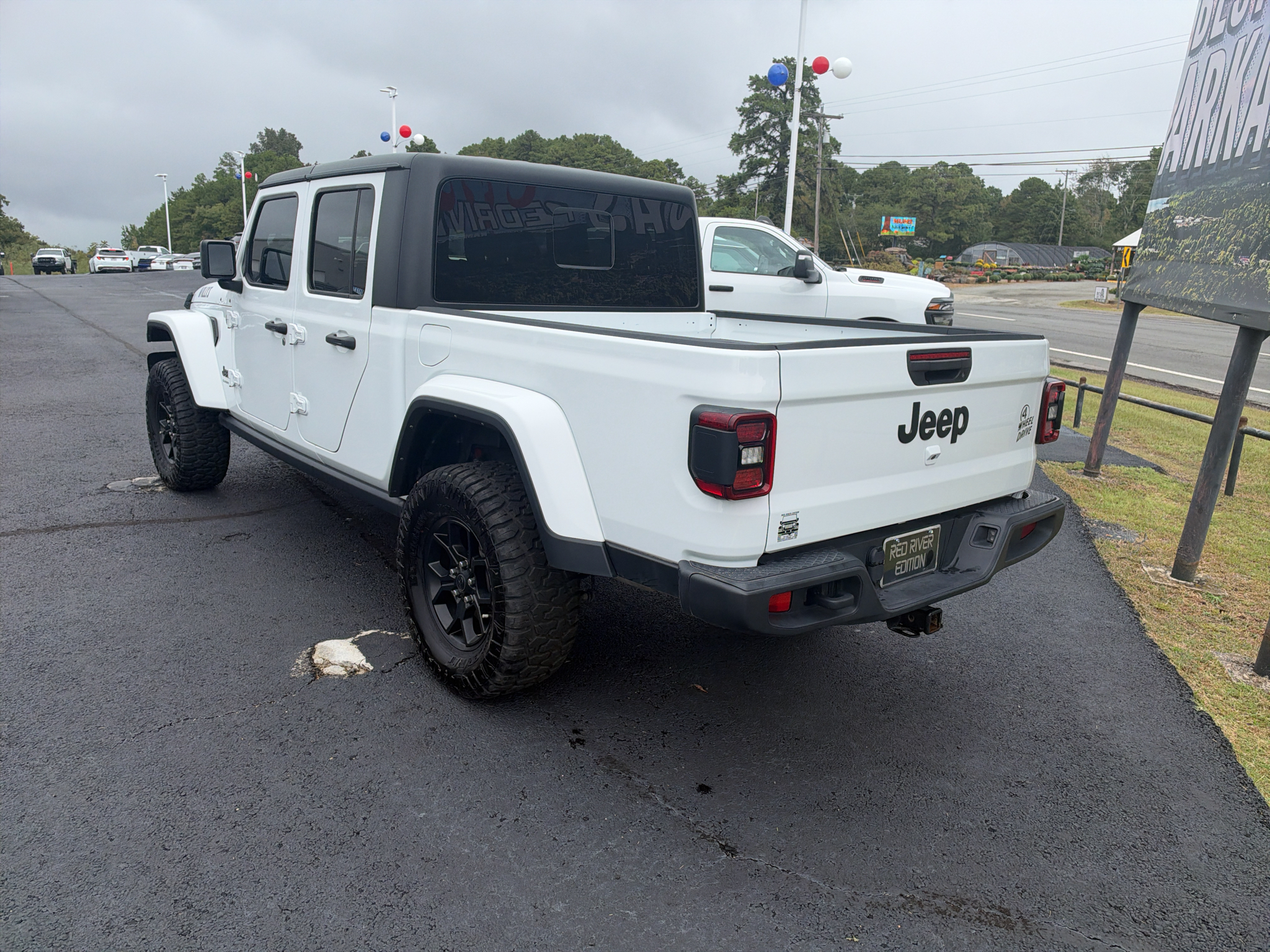 2024 Jeep Gladiator Willys photo 6
