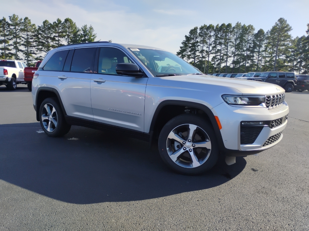 2026 Jeep Grand Cherokee Limited photo 3
