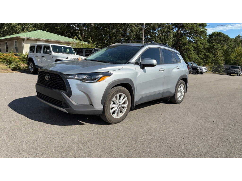 2024 Toyota Corolla Cross LE photo 1