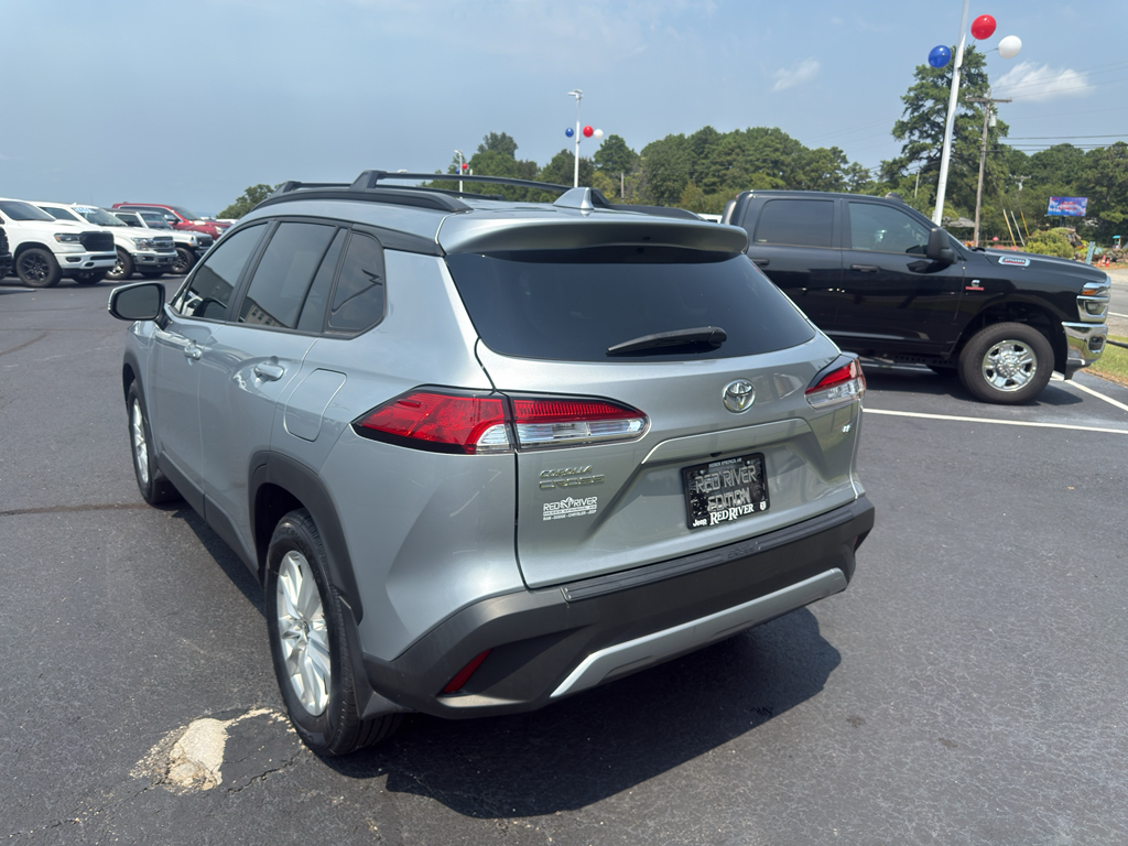 2024 Toyota Corolla Cross LE photo 6