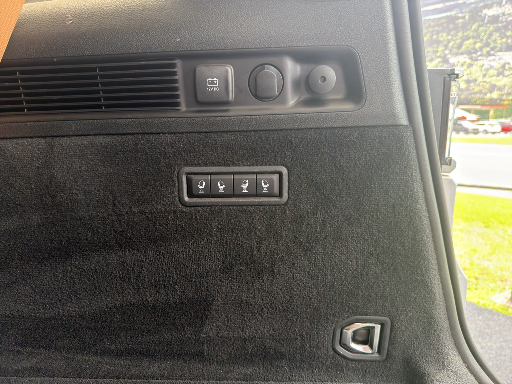 2022 Jeep Grand Wagoneer representative vehicle photo