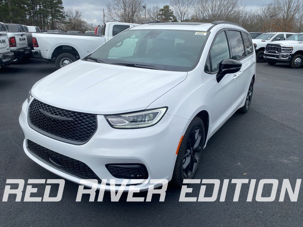 2026 Chrysler Pacifica Limited's photo