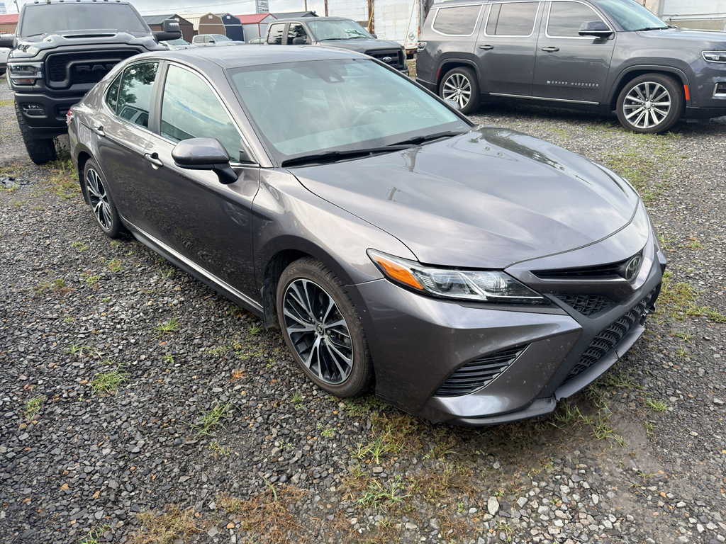 2020 Toyota Camry SE photo 2