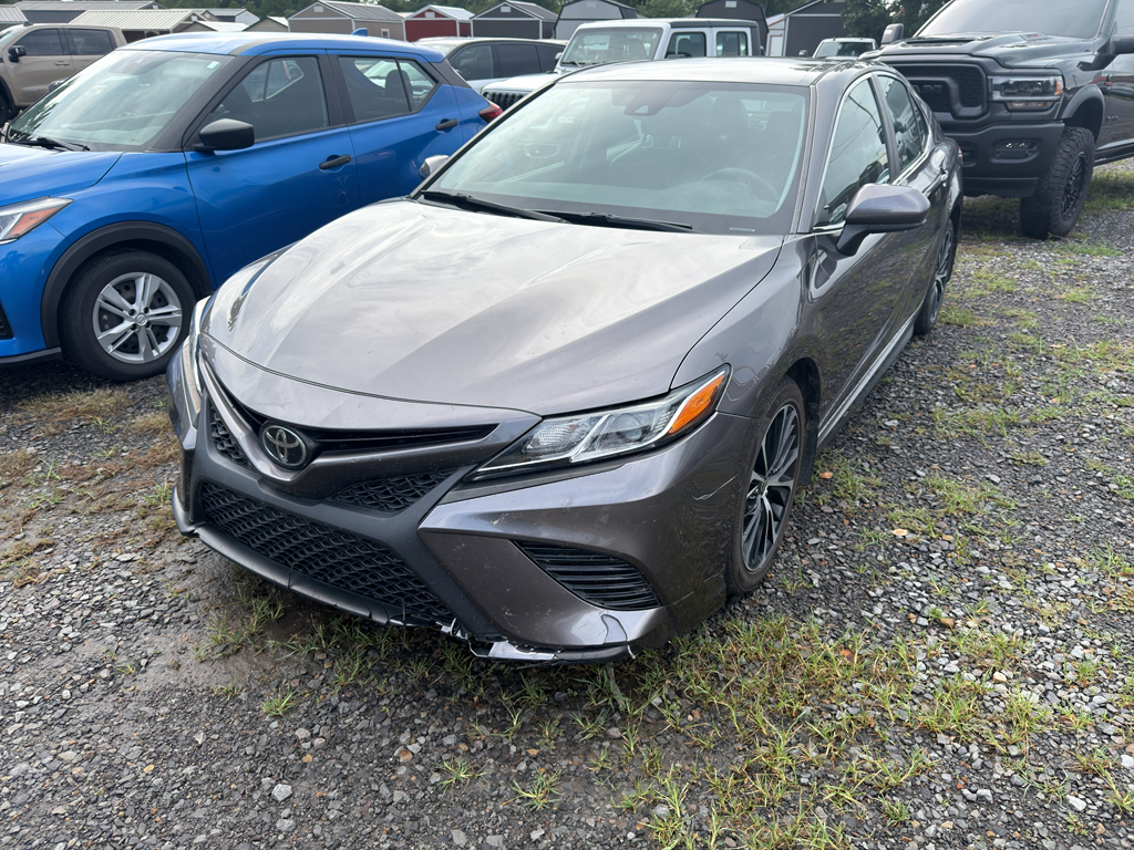 2020 Toyota Camry SE photo 1