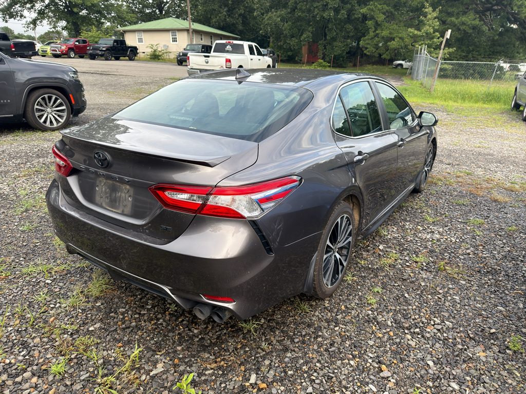 2020 Toyota Camry SE photo 3